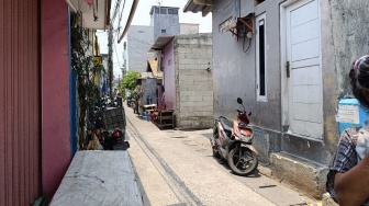 Nestapa Pedagang di Rawa Badak Imbas Air Mati 2 Minggu: Usaha Mandek, Tiap Hari Angkut Ember