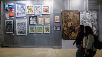 Pengunjung mengamati berbagai karya seni yang ditampilkan dalam Jakarta Illustration and Creative Arts Fair (JICAF) 2026 di Agora Mall, Thamrin, Jakarta, Kamis (1/10/2026). [Suara.com/Alfian Winanto]