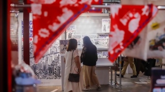 Pengunjung mengamati berbagai karya seni yang ditampilkan dalam Jakarta Illustration and Creative Arts Fair (JICAF) 2026 di Agora Mall, Thamrin, Jakarta, Kamis (1/10/2026). [Suara.com/Alfian Winanto]