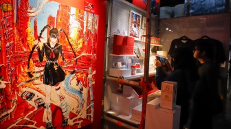 Pengunjung mengamati berbagai karya seni yang ditampilkan dalam Jakarta Illustration and Creative Arts Fair (JICAF) 2026 di Agora Mall, Thamrin, Jakarta, Kamis (1/10/2026). [Suara.com/Alfian Winanto]