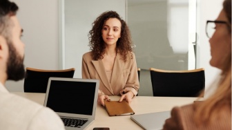 Stop Merasa Nggak Enakan! Ini Alasan Perempuan Wajib Berani Nego Gaji Saat 'Interview'