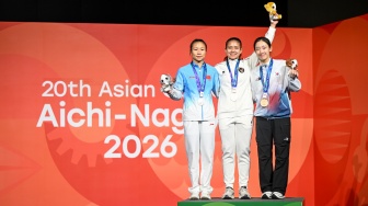 Atlet panjat tebing Indonesia Desak Made Rita Kusuma Dewi (tengah), atlet China Lijuan Deng (kiri) dan atlet Korea Selatan Jimin Jeong (kanan) berfoto bersama usai penyerahan medali final nomor speed putri Asian Games 2026 di Portmesse Nagoya Exhibition Hall, Nagoya, Aichi, Jepang, Rabu (30/9/2026). [ANTARA FOTO/Fauzan/YU]
