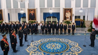 Presiden Prabowo Subianto memberi tanda kehormatan kepada Jenderal Polisi Listyo Sigit Prabowo dan Komisaris Jenderal Polisi Dedi Prasetyo di Istana Negara, Jakarta, Kamis (1/10/2026). [ANTARA FOTO/Galih Pradipta/nz]