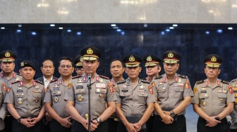 Calon Kepala Kepolisian Negara Republik Indonesia (Kapolri) Komisaris Jenderal Polisi Suyudi Ario Seto (kelima kiri) menyampaikan keterangan pers usai mengikuti Rapat Paripurna Ke-8 DPR Masa Persidangan I Tahun Sidang 2026-2027 di Kompleks Parlemen, Senayan, Jakarta, Kamis (1/10/2026). [ANTARA FOTO/Asprilla Dwi Adha/sgd/agr]