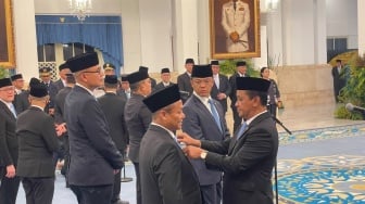 Momen Bahlil Rapihkan Dasi hingga Senyum Semringah Saksikan Sarmuji Dilantik Menperin