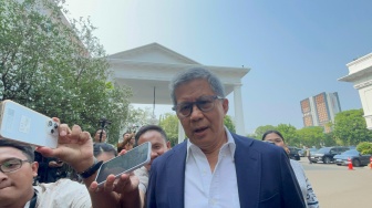 Rocky Gerung Muncul di Istana, Ditanya Soal Wantimpres: 'Ini Gua Ada Acara'