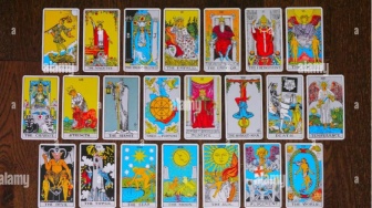 Tarot, Primbon, dan Ilusi Kendali: Cara Unik Founder Startup Hadapi Ketidakpastian Bisnis