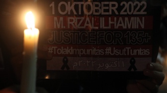 Suporter Arema FC (Aremania) menyalakan lilin dan membawa poster nama korban saat Peringatan Empat Tahun Tragedi Kanjuruhan di depan Balai Kota Malang, Jawa Timur, Kamis (1/10/2026). [ANTARA FOTO/Ari Bowo Sucipto/wsj]