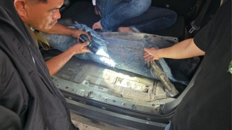 Sasis Bawah Innova Reborn Dilas Plat Besi demi Sabu 27 Kg, Dua Kurir Terancam Hukuman Mati