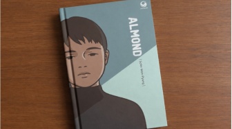 Review Novel Almond: Sentilan Halus Buat Kita yang Suka Cuek
