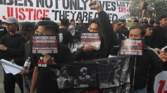 Mahasiswa membawa spanduk dan poster saat Peringatan Empat Tahun Tragedi Kanjuruhan di depan Balai Kota Malang, Jawa Timur, Kamis (1/10/2026). [ANTARA FOTO/Ari Bowo Sucipto/wsj]