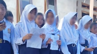 Siswi Berhijab Nyanyikan Lagu Rohani Kristen, Kepala Sekolah Beri Klarifikasi Mengejutkan