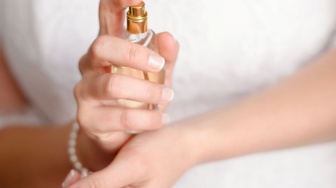 Kenapa Jangan Menggosok Parfum di Kulit? Ini Cara Pakai yang Benar agar Wanginya Awet