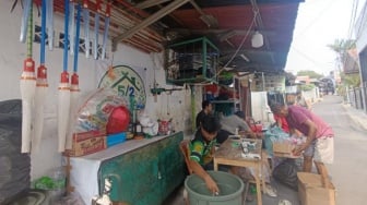 Ubah Sampah Jadi Berkah: Cerita Ketua RT di Petukangan Utara Sulap Botol Plastik Bekas Jadi Sapu