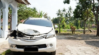 Nekat Terobos Rel Tanpa Palang, Mobil Dihantam KA di Lumajang: Pengemudi Lolos dari Maut