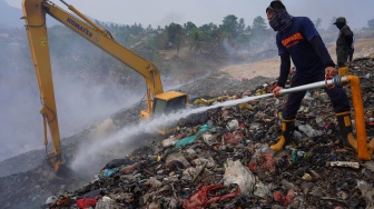 Petugas Dinas Pemadam Kebakaran Kota Manado memadamkan titik api di Tempat Pemrosesan Akhir (TPA) Sumompo, Manado, Sulawesi Utara, Kamis (1/10/2026). [ANTARA FOTO/I Gede Ferlian Septa Wahyusa/bar/wsj]
