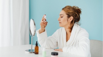 Praktis Lembapkan Kulit, Ini 5 Sunscreen Spray Ceramide untuk Skin Barrier