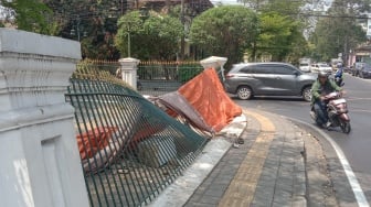 Pagar Pamedan Pura Mangkunegaran Ambruk hingga Harus Disangga Bambu, Gegara Ditabrak Mobil
