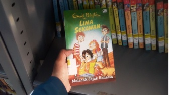 Review Lima Sekawan: Melacak Jejak Rahasia, Novel Misteri Klasik yang Pas Banget Buat Anak SD!