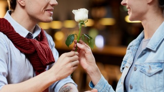 Urutan Zodiak Paling Romantis dan Jago Memberikan Kejutan Manis