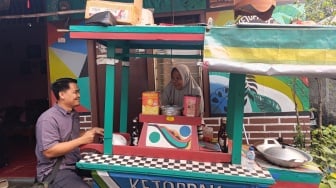 Cerita Pedagang Ketoprak Jualan Sambil Speaking English, Ummi: Saya Ingin Refresh Otak