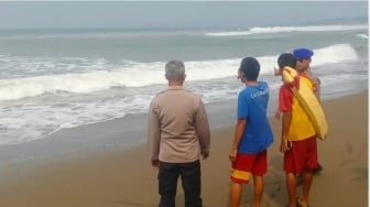 Dua Pelajar Terseret Ombak di Pantai Istiqomah, Satu Selamat, Satu Masih Dicari
