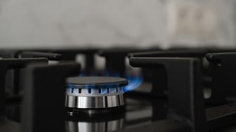 Cara Membersihkan Kompor Gas Biar Apinya Biru, Begini Langkahnya