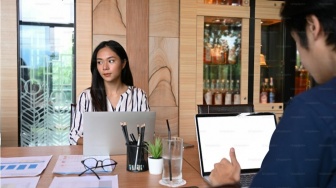 Seni Menghadapi Drama Teman Kantor yang Suka Ambil Hati Hal-Hal Sepele