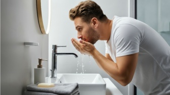 Kerja Outdoor? 5 Face Wash Pria Bikin Muka Bersih dan Segar Seharian!