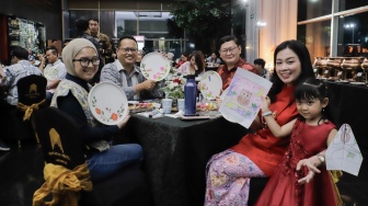 Para tamu menunjukan hasil melukis batik di atas piring dalam acara Batik Reimagined di Manhattan Hotel, Jakarta, Jumat (2/10/2026). [Suara.com/Alfian Winanto]