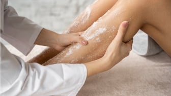 Angkat Sel Kulit Mati! Ini 5 Body Scrub Kelapa untuk Kulit Halus dan Lembap