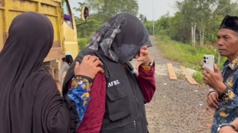 Bupati Afni Nangis Sesenggukan Lihat Kondisi Rakyatnya di Daerah Terluar Siak