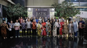 Para tamu bersama narasumber dan host 3 dara foto bersama dalam acara Batik Reimagined di Manhattan Hotel, Jakarta, Jumat (2/10/2026). [Suara.com/Alfian Winanto]