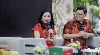 (kiri ke kanan) Owner Karatungga, Putri Widia, dan Marketing Director Sango Ceramics Indonesia, Pepy Alamsjah saat sesi Talkshow dalam acara Batik Reimagined di Manhattan Hotel, Jakarta, Jumat (2/10/2026). [Suara.com/Alfian Winanto]