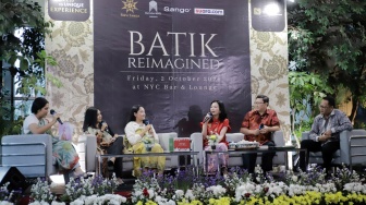 Host 3 Dara bersama para narasumber saat membawakan sesi Talkshow dalam acara Batik Reimagined di Manhattan Hotel, Jakarta, Jumat (2/10/2026). [Suara.com/Alfian Winanto]