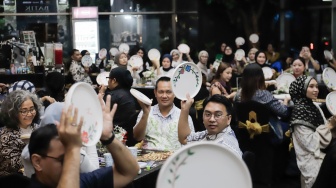 Para tamu menunjukan hasil melukis batik di atas piring dalam acara Batik Reimagined di Manhattan Hotel, Jakarta, Jumat (2/10/2026). [Suara.com/Alfian Winanto]