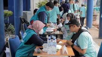 Para peserta mengikuti tes kesehatan gratis usai acara Jalan Sehat dalam rangka perayaan HUT ke-45 Paguyuban Warga Kabupaten Bantul (Warkaban) di Kawasan Stadion Patriot Chandrabhaga,  Bekasi, Jawa Barat pada Minggu, (4/10/2026). [Suara.com/Alfian Winanto]
