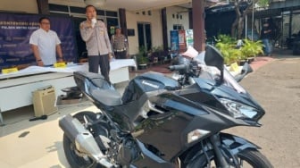 Aksi Ekstrem Jambret Pakai Kawasaki Ninja, Rampas HP Pakai Dua Tangan
