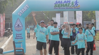 Para peserta mengikuti acara Jalan Sehat dalam rangka perayaan HUT ke-45 Paguyuban Warga Kabupaten Bantul (Warkaban) di Kawasan Stadion Patriot Chandrabhaga,  Bekasi, Jawa Barat pada Minggu, (4/10/2026). [Suara.com/Alfian Winanto]