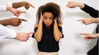 Membongkar Crab Mentality: Saat Perempuan Dipaksa Berebut Sisa Sumber Daya