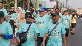 Para peserta mengikuti acara Jalan Sehat dalam rangka perayaan HUT ke-45 Paguyuban Warga Kabupaten Bantul (Warkaban) di Kawasan Stadion Patriot Chandrabhaga,  Bekasi, Jawa Barat pada Minggu, (4/10/2026). [Suara.com/Alfian Winanto]