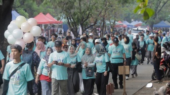 Para peserta mengikuti acara Jalan Sehat dalam rangka perayaan HUT ke-45 Paguyuban Warga Kabupaten Bantul (Warkaban) di Kawasan Stadion Patriot Chandrabhaga,  Bekasi, Jawa Barat pada Minggu, (4/10/2026). [Suara.com/Alfian Winanto]