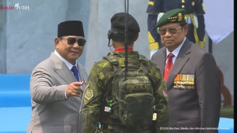 Beda Sikap Prabowo Usai Foto di HUT TNI: Salami SBY dan Komandan Upacara, tapi Tidak dengan Jokowi