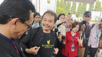 Gaya Roy Suryo di Persidangan: Pakai Kaus 'Sido Mundur' untuk Sindir Gibran Soal Ijazah
