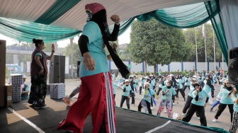 Para peserta mengikuti senam zumba usai acara Jalan Sehat dalam rangka perayaan HUT ke-45 Paguyuban Warga Kabupaten Bantul (Warkaban) di Kawasan Stadion Patriot Chandrabhaga,  Bekasi, Jawa Barat pada Minggu, (4/10/2026). [Suara.com/Alfian Winanto]