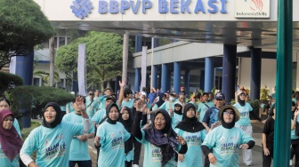 Para peserta mengikuti senam bersama usai acara Jalan Sehat dalam rangka perayaan HUT ke-45 Paguyuban Warga Kabupaten Bantul (Warkaban) di Kawasan Stadion Patriot Chandrabhaga,  Bekasi, Jawa Barat pada Minggu, (4/10/2026). [Suara.com/Alfian Winanto]