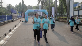 Para peserta mengikuti acara Jalan Sehat dalam rangka perayaan HUT ke-45 Paguyuban Warga Kabupaten Bantul (Warkaban) di Kawasan Stadion Patriot Chandrabhaga,  Bekasi, Jawa Barat pada Minggu, (4/10/2026). [Suara.com/Alfian Winanto]