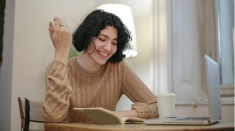 Dari Hustle Culture ke Pause Culture: Saat Jeda Menjelma Jadi Kebutuhan