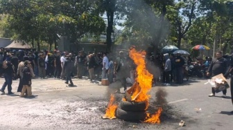Bakar Ban dan Blokade Jalan! Massa Geruduk Polda Jatim Pertanyakan Kasus Pemalsuan Merek