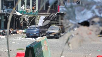 Puing-puing berserakan akibat ledakan di lokasi ledakan di San Antonio Shopping Street, Pakuwon City Surabaya, Jawa Timur, Selasa (6/10/2026). [ANTARA FOTO/Didik Suhartono/nym]